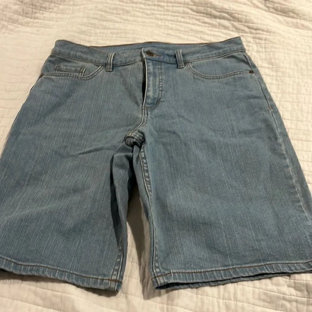 D & Co Denim + Company light wash jean shorts size 12